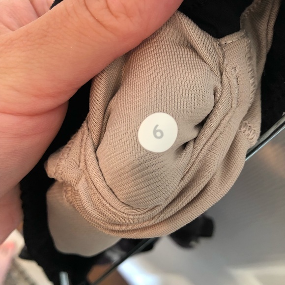 Lululemon Hotty Hot Short Black Roses - Picture 10 of 11